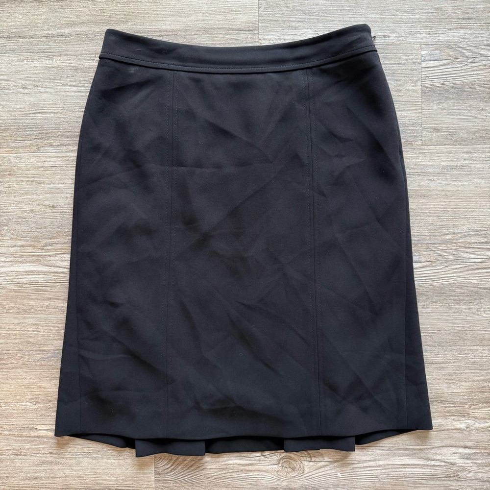 Ann Taylor Black Knee-Length Skirt Size 6 Elegant Pleat Back Classic Fit